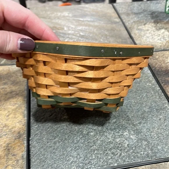 2006 Longaberger Shamrock Basket & protector - Picture 3 of 5